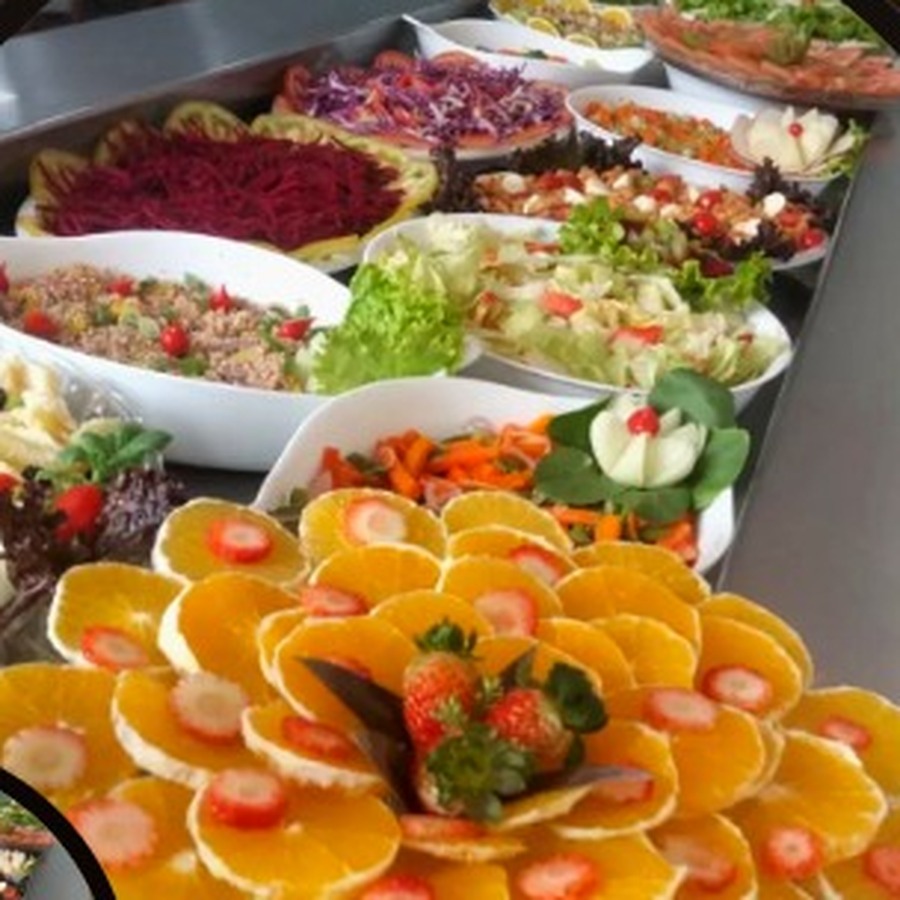 Buffet com saladas, frutas e acompanhamentos